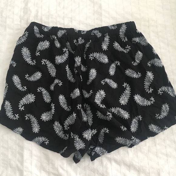 Cute black and white paisley shorts - Picture 2 of 3